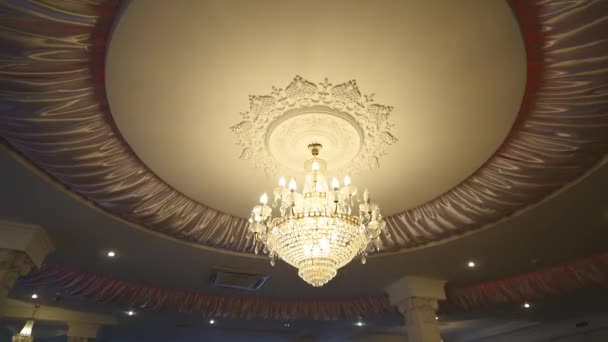 Elegante lámpara de araña en el techo en un restaurante de lujo — Vídeo de stock