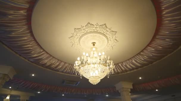 Elegante lampadario sul soffitto in un ristorante di lusso — Video Stock