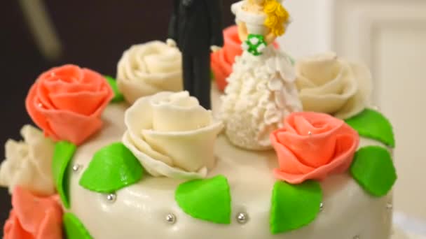 Un primer plano de un pastel de boda bellamente decorado — Vídeos de Stock