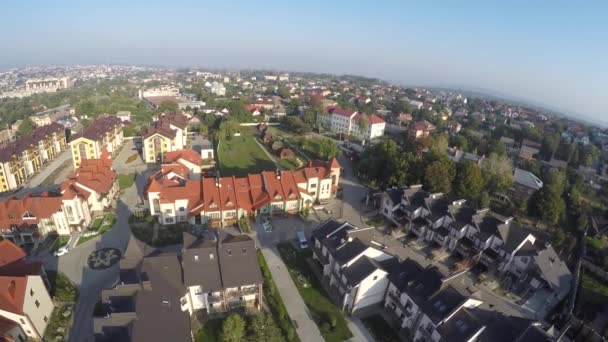 Um voo de um drone sobre casas — Vídeo de Stock