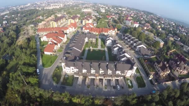 Un vuelo de un dron sobre casas — Vídeo de stock