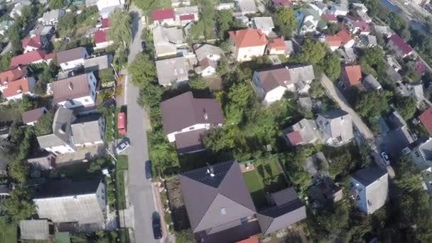 Um voo de um drone sobre casas — Vídeo de Stock