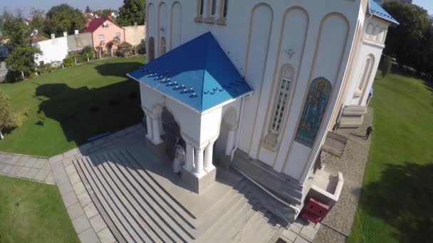 Полет беспилотника над церковью — стоковое видео