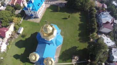 Bir dron kilise üzerinde uçuş