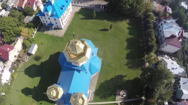 En drones flugt over kirken – Stock-video