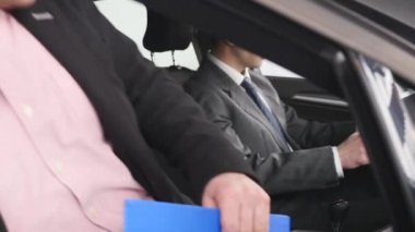 Arabayı teftiş sırasında konuşmayı araba satıcı ile alıcı