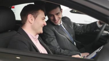 Arabayı teftiş sırasında konuşmayı araba satıcı ile alıcı