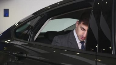 Arabayı teftiş sırasında konuşmayı araba satıcı ile alıcı