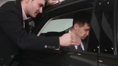 Arabayı teftiş sırasında konuşmayı araba satıcı ile alıcı