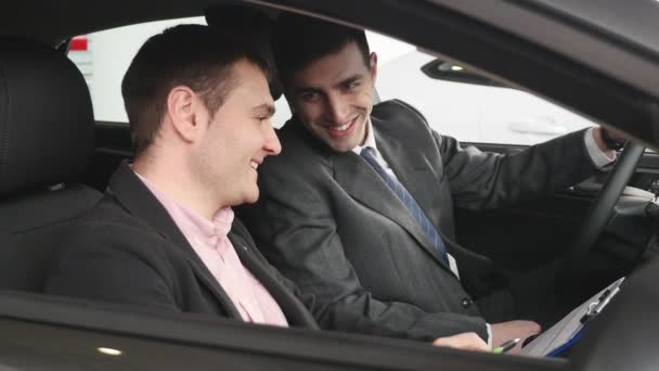 Vevő beszélgetés során ellenőrzést az autó autó eladó — Stock videók