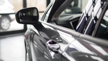 Bir adam iç araç olup olmadığını denetler. Otomatik iş, araba Satılık, teknoloji ve insan kavramı - auto göstermek ya da salon araba satıcısı ile mutlu erkek. Bir satıcı motor gösterisi ile genç adam