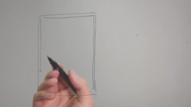 Bir cam pencere üzerinde inşa etme projesi çizim genç iş adamı. Genç mimar inşaat hakkında düşünme portresi. Beyaz bir arka plan üzerinde