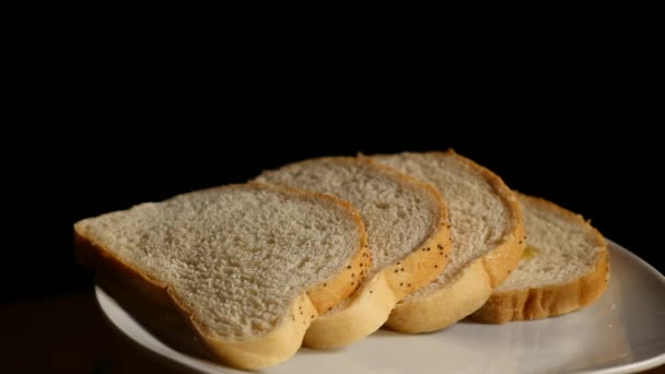 Rebanadas de pan tostado con miel fluyendo sobre fondo negro — Vídeo de stock
