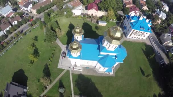 Um voo de um drone sobre a igreja — Vídeo de Stock