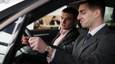 Arabayı teftiş sırasında konuşmayı araba satıcı ile alıcı