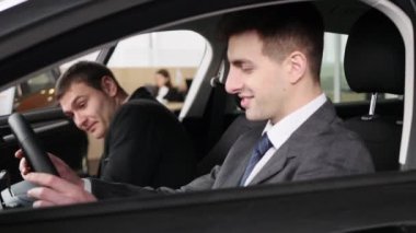 Arabayı teftiş sırasında konuşmayı araba satıcı ile alıcı