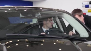 Arabayı teftiş sırasında konuşmayı araba satıcı ile alıcı