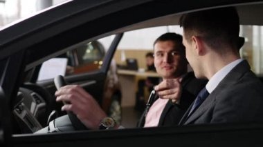 araba satıcı müşteri arabanın anahtarları arabanın içinde verir