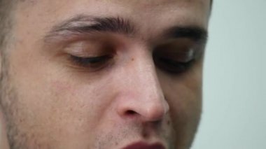 Genç adam biber soğuk yiyor