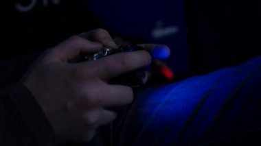Adam elinde bir video oyunu denetleyicisi oynamaktan