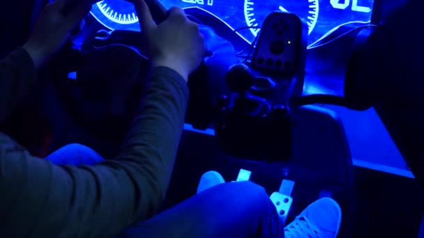 Adolescente se sienta y gira la rueda en las carreras de simulador de máquina tragaperras — Vídeos de Stock