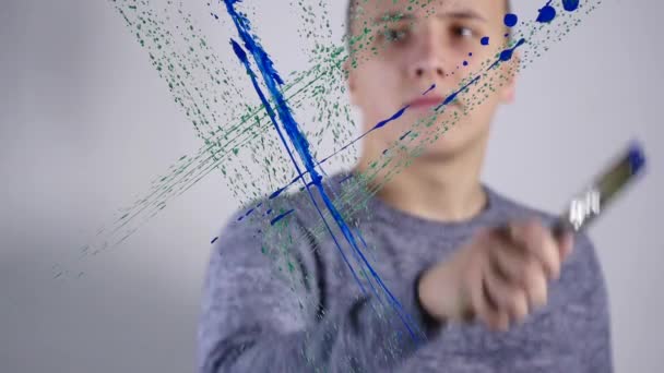 Close-up van een Man is geïnspireerd op een Whiteboard glas — Stockvideo