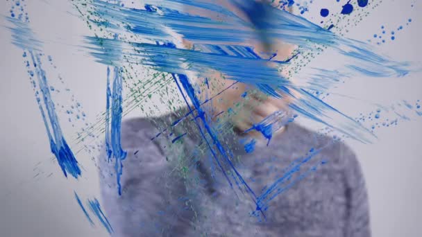Zbliżenie: człowiek rysuje na tablicy szkła — Wideo stockowe