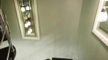 Modern merdiven tasarım ahşap ile yürümek. iç kavramı