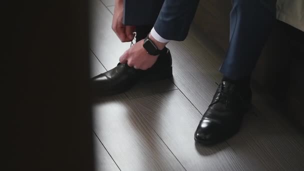 Жених носит обувь в помещении — стоковое видео