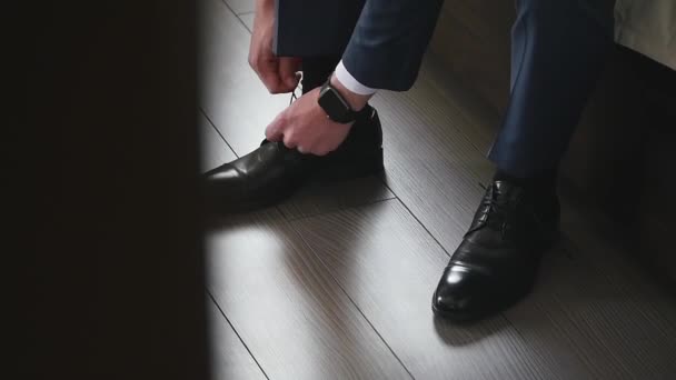 Groom porte des chaussures à l'intérieur — Video