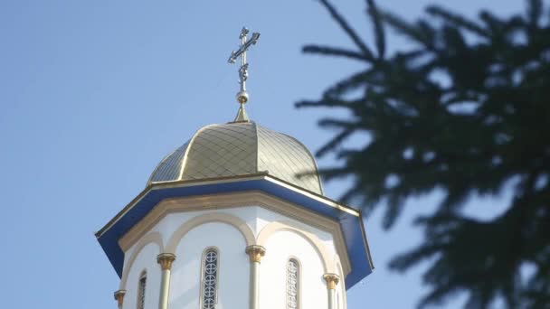 Очень красивая Православная церковь на фоне неба — стоковое видео