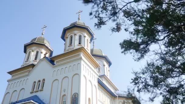 Sehr schön die orthodoxe Kirche auf dem Himmelhintergrund — Stockvideo