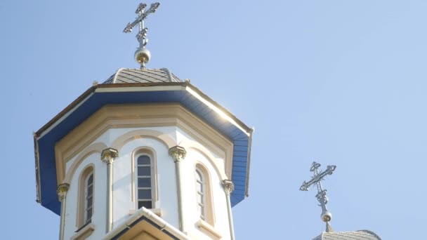 Molto bella La Chiesa ortodossa su sfondo cielo — Video Stock