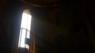 Güneş ışığı ile kilise leke-cam pencere