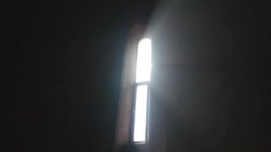 Güneş ışığı ile kilise leke-cam pencere