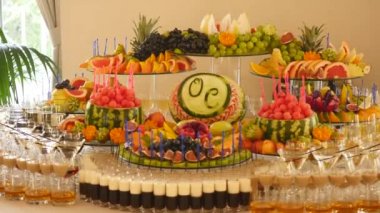 Düğün farklı taze meyve açık büfe tablo. Meyve ve çilek düğün masa dekorasyonu. Açık büfe Resepsiyon meyve şaraplar şampanya. Düğün masa dekorasyonu