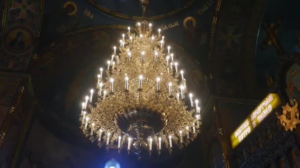 Grande lampadario in bronzo nella chiesa cristiana cattedrale, primo piano — Video Stock