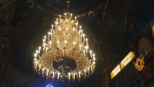 Grand lustre en bronze dans l'église chrétienne cathédrale, gros plan 