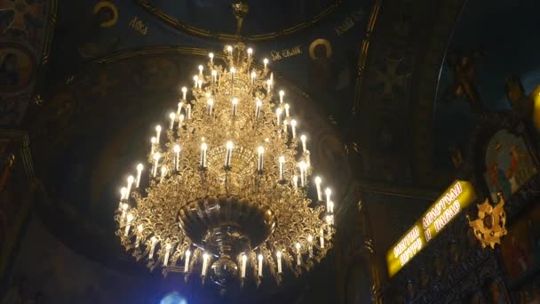 Grande lampadario in bronzo nella chiesa cristiana cattedrale, primo piano — Video Stock