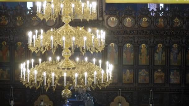 Gran lámpara de araña de bronce en la iglesia cristiana catedral, primer plano — Vídeo de stock