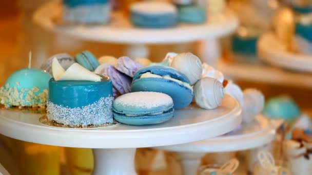 Candy Bar esküvő, cukorkát büfével, finom cukorkát egy esküvőn — Stock videók