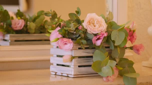 Квіткові прикраси на весільних столах — стокове відео