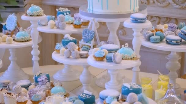 Candy Bar Casamento, buffet de doces, delicioso Candy bar em um casamento — Vídeo de Stock