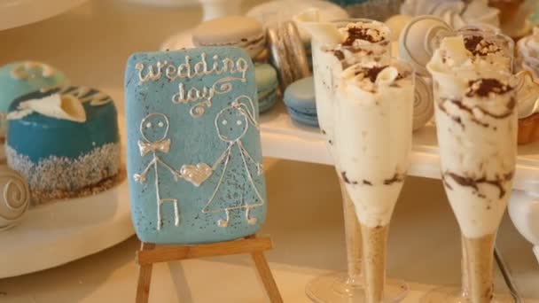 Candy Bar Boda, buffet de dulces, delicioso Candy bar en una boda — Vídeo de stock