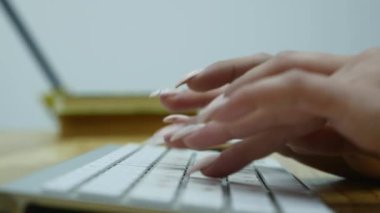 Masada modern ofiste bilgisayar klavye yazarak kadın el atış yukarıya kapatmak