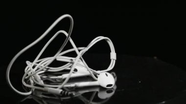 Kulaklık üzerinde hareket Subwoofer siyah arka plan üzerine atlama