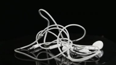 Kulaklık üzerinde hareket Subwoofer siyah arka plan üzerine atlama