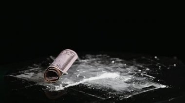 un ve bükülmüş banknot üzerinde hareket Subwoofer siyah arka plan üzerine