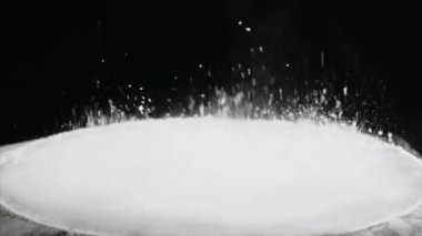 Un üzerinde hareket Subwoofer siyah arka plan üzerine atlama