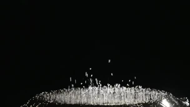 Droppar vatten på subwoofern på svart bakgrund — Stockvideo